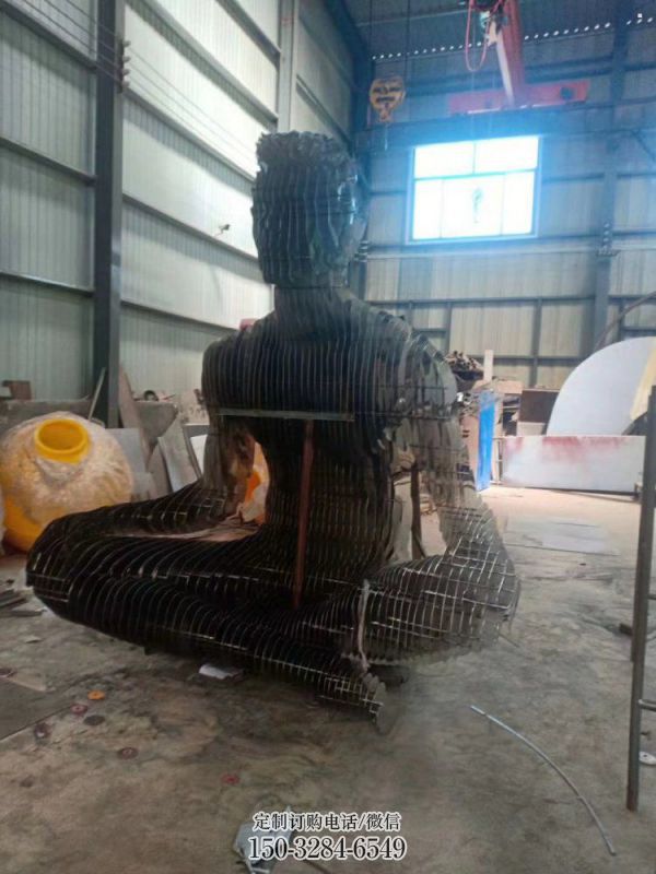 现代镂空人物雕塑优选，圆雕体系，铁艺坐式人物雕塑选定