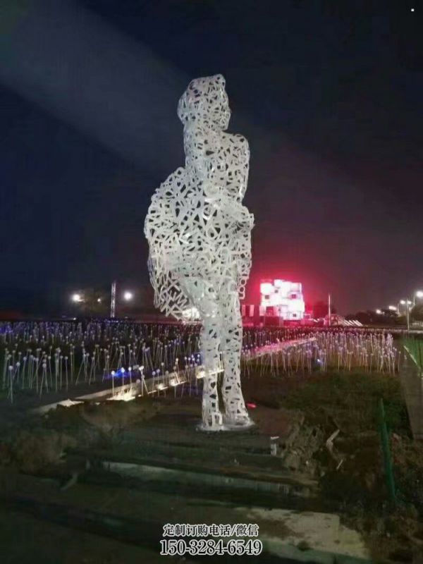 镂空人物雕塑预定，城区小品，现代铁艺人物雕塑制造商